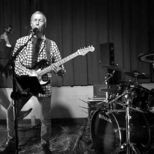 Fred qui regarde Dave qui va prendre un coup de pied par JC