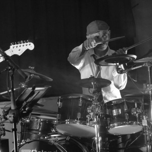 Fred qui montre une direction