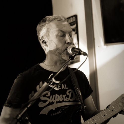 Dave avec son Tee shirt Super Dave